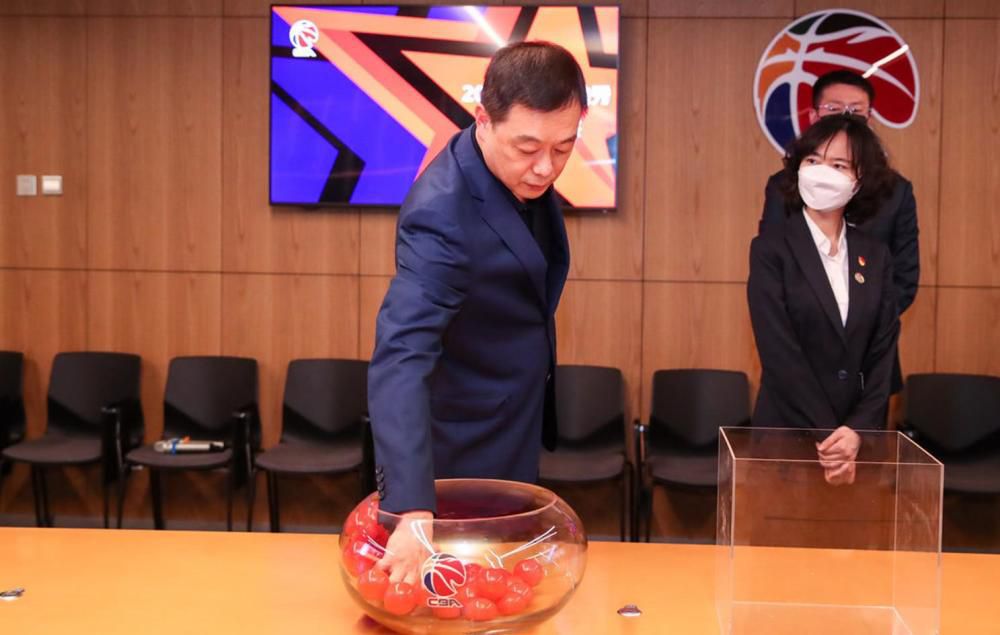 她是哥伦比亚人，比我年长十多岁;她的皮肤是橄榄色的，气质迷人，具有浓厚的艺术修养，还是一位技艺精湛的厨师。