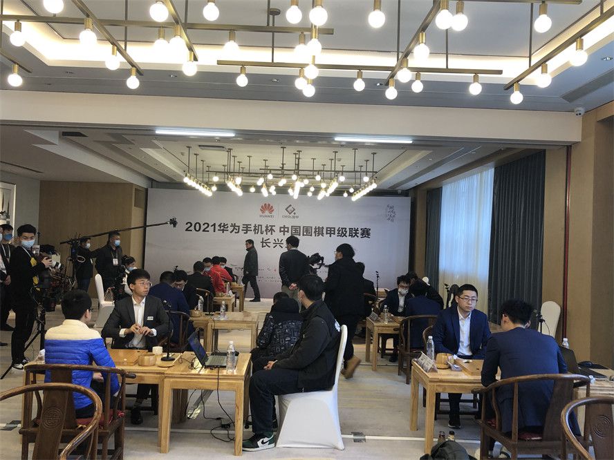 《疾速追杀》可以说是一系列没有多少内涵的动作片，主要以毫无节制的血腥打斗为卖点，在全世界得到了不少人的喜爱